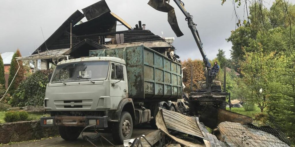 Вывоз мусора после пожара с утилизацией в Владивостоке в октябре