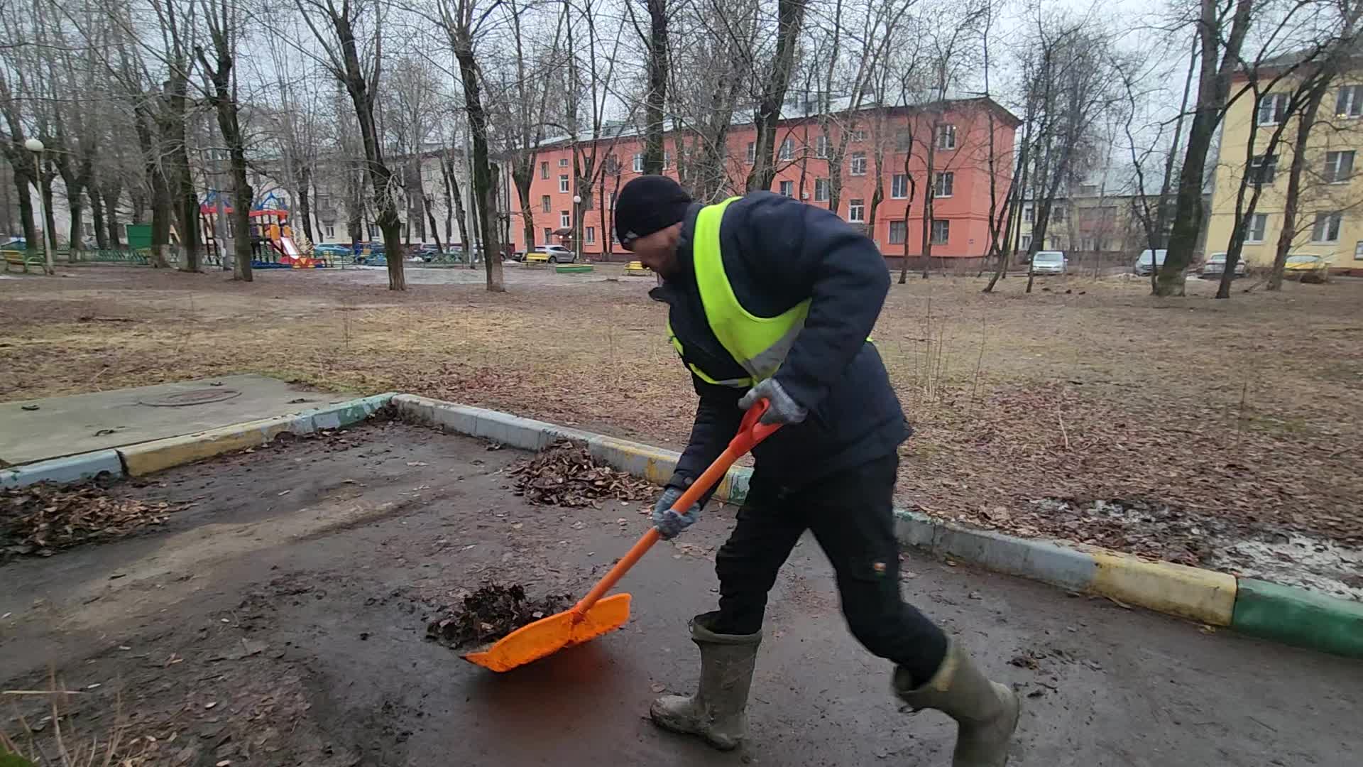 Уборка территорий в Владивостоке в октябре