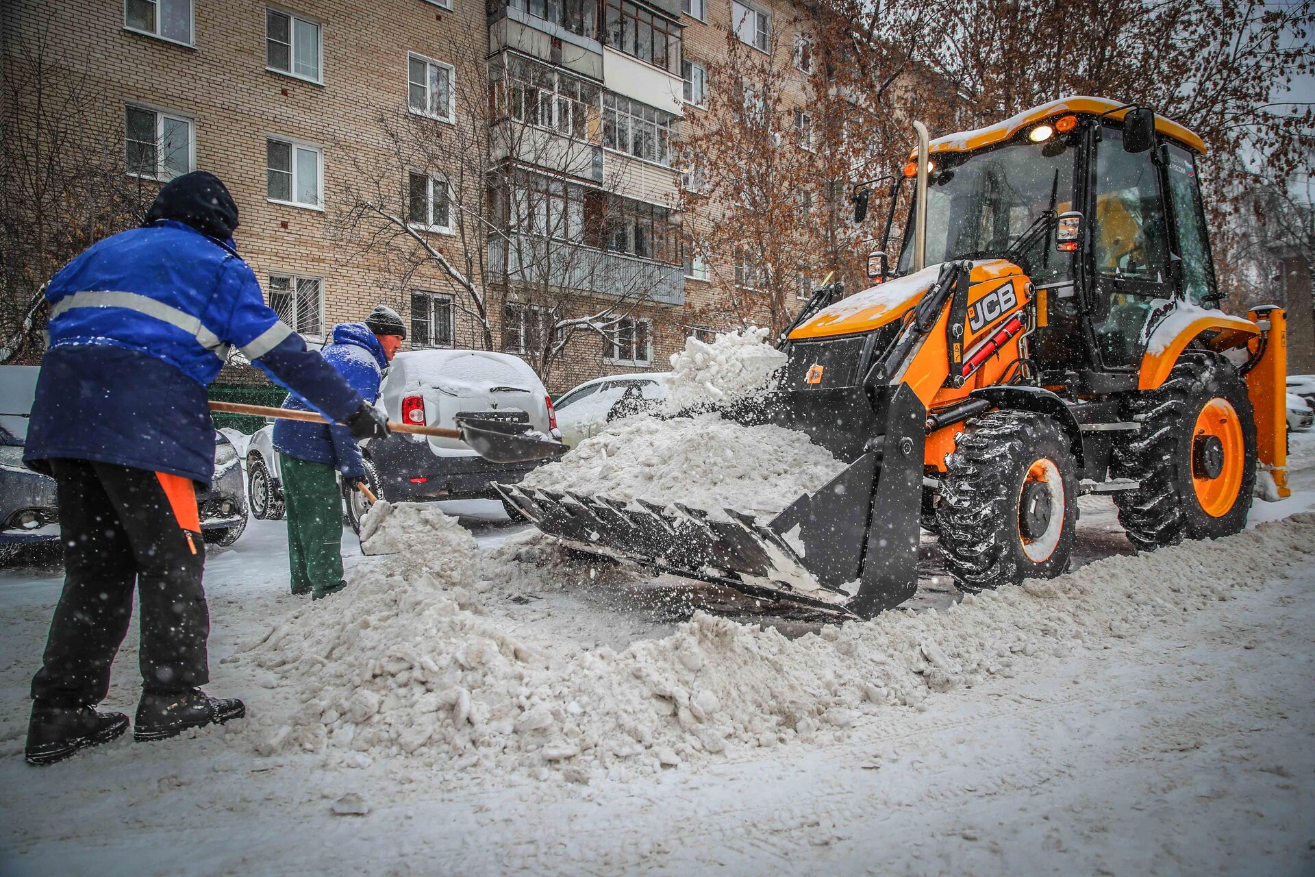 Очистка дворов от снега и наледи в Владивостоке — уборка снега, трактор и ручная, цены от 508 руб. | ПроМусор