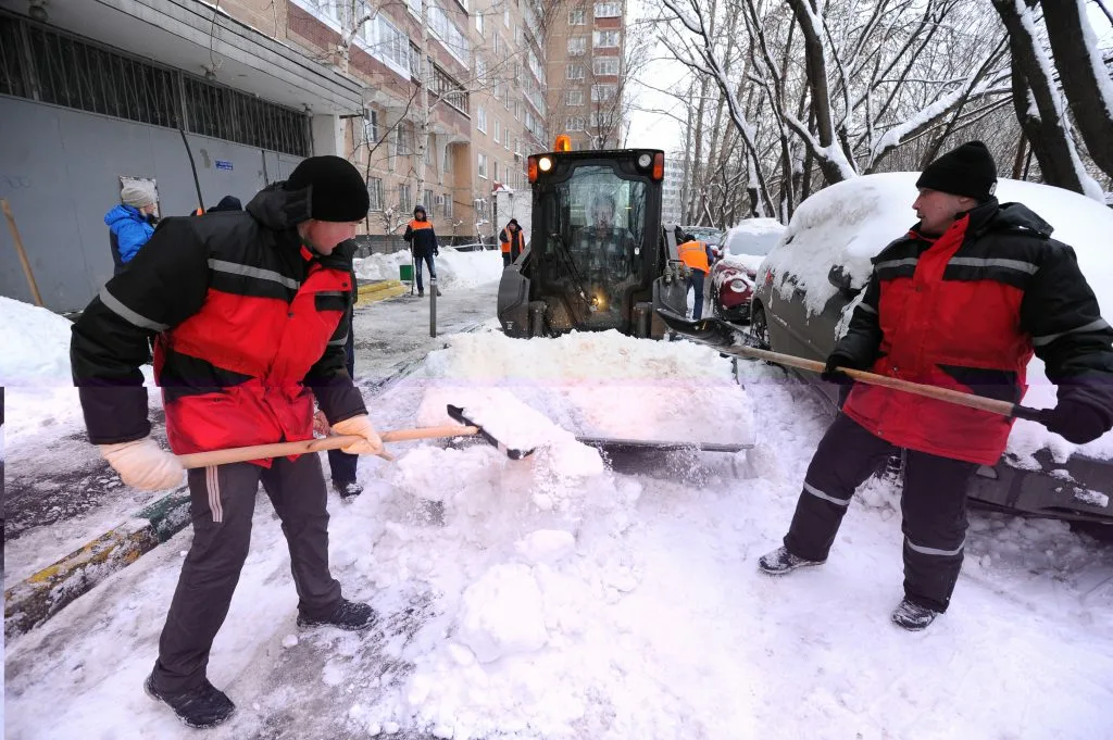 Очистка дворов от снега с гарантией результата в Владивостоке в октябре