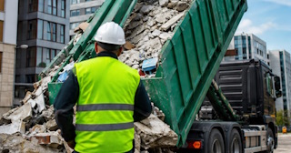 Вывоз строительного мусора в Владивостоке: услуги лицензированной компании — ПроМусор